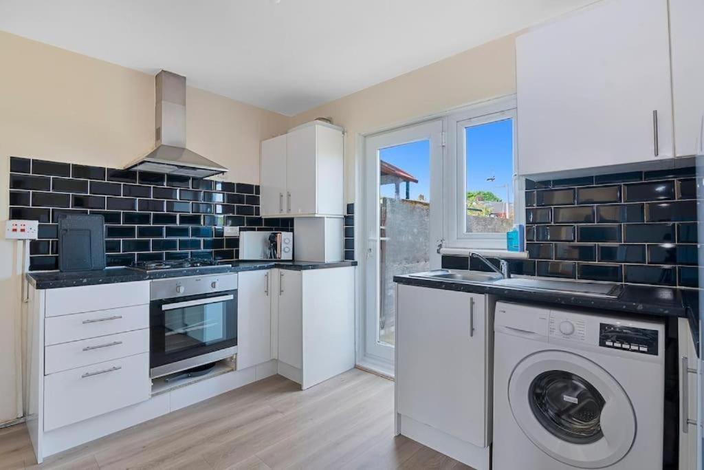 Spacious 3Br House In Enfield North London With Garden Экстерьер фото